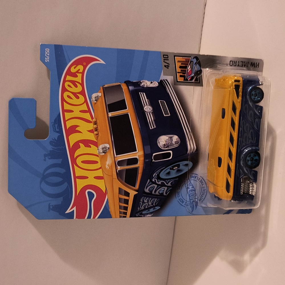D1 Hot Wheels Surfin School Bus plus shipping protector
